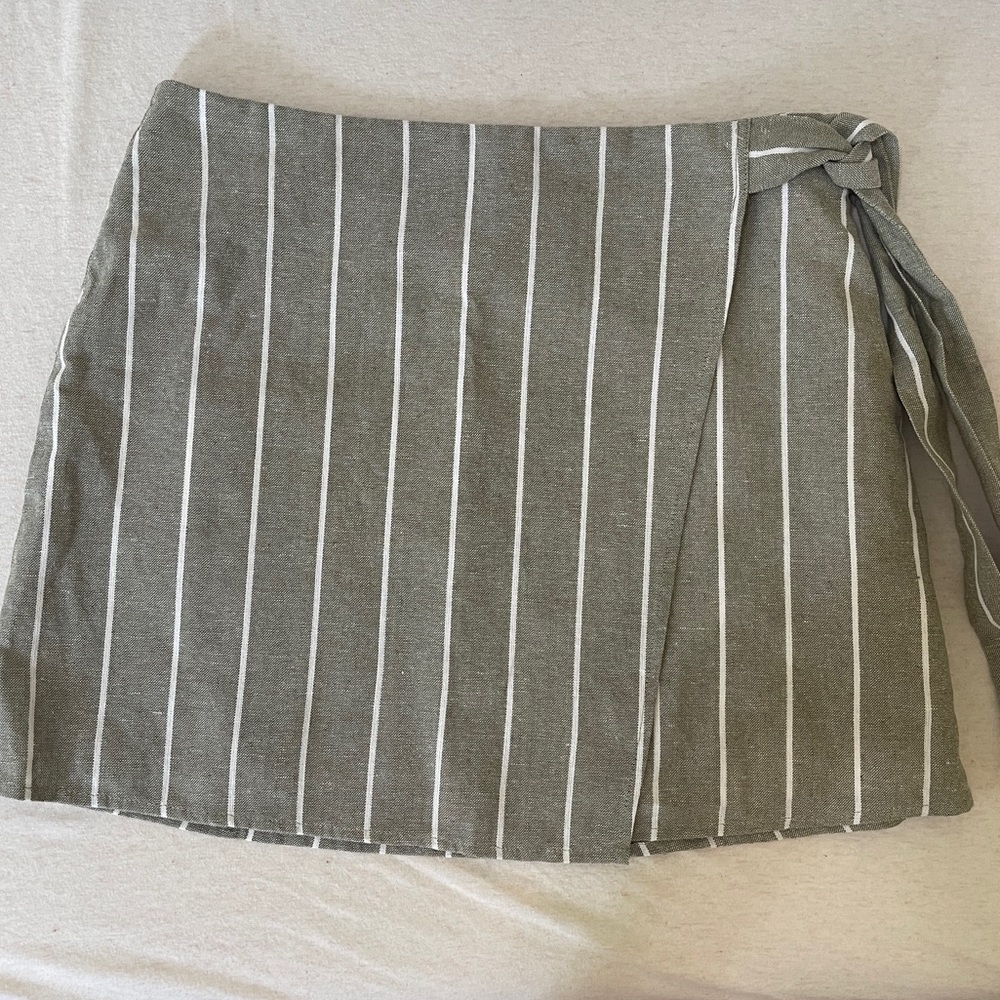 Mini skirt can be tie on the side